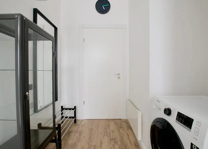 Standard By Hi5 - Gellert Area